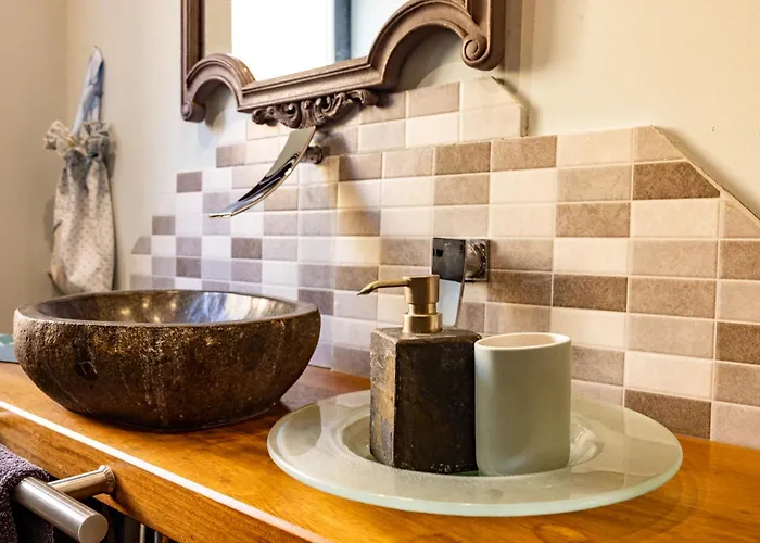 Genciana, Con Encanto En La Montaña Leonesa * Cuevas de Vinayo